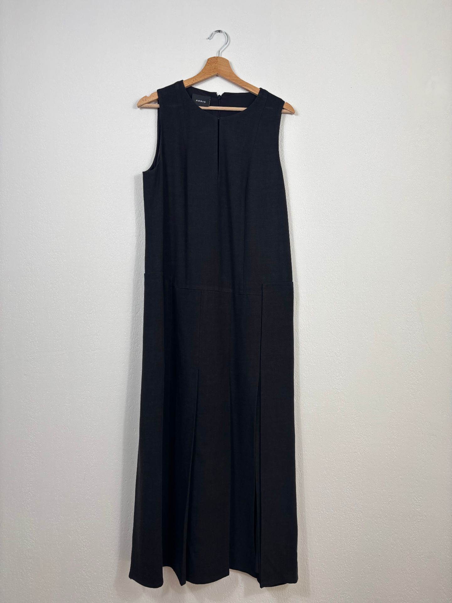 Robe longue Akris noire sans manches à plis – T.40-2