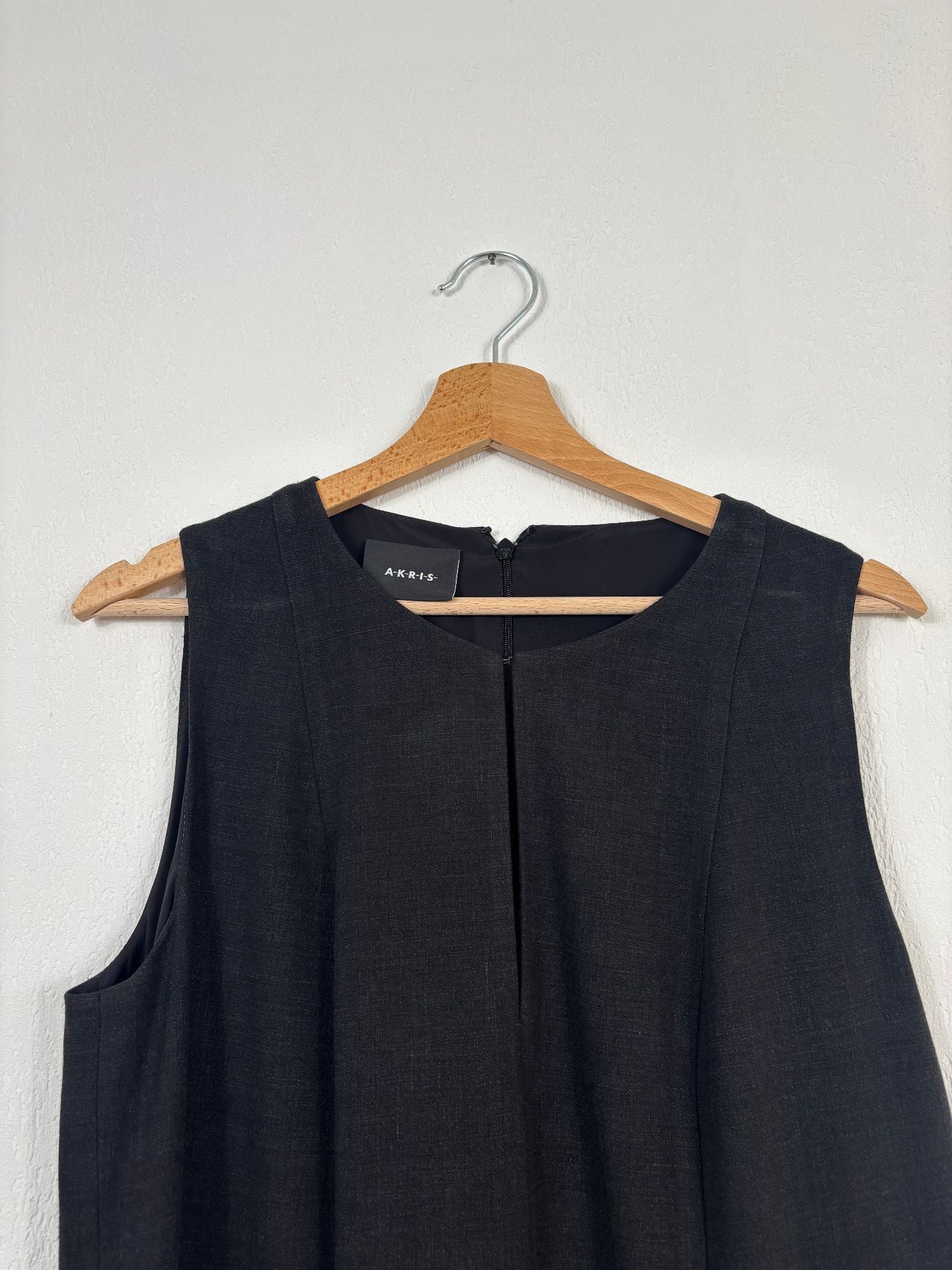 Robe longue Akris noire sans manches à plis – T.40-3