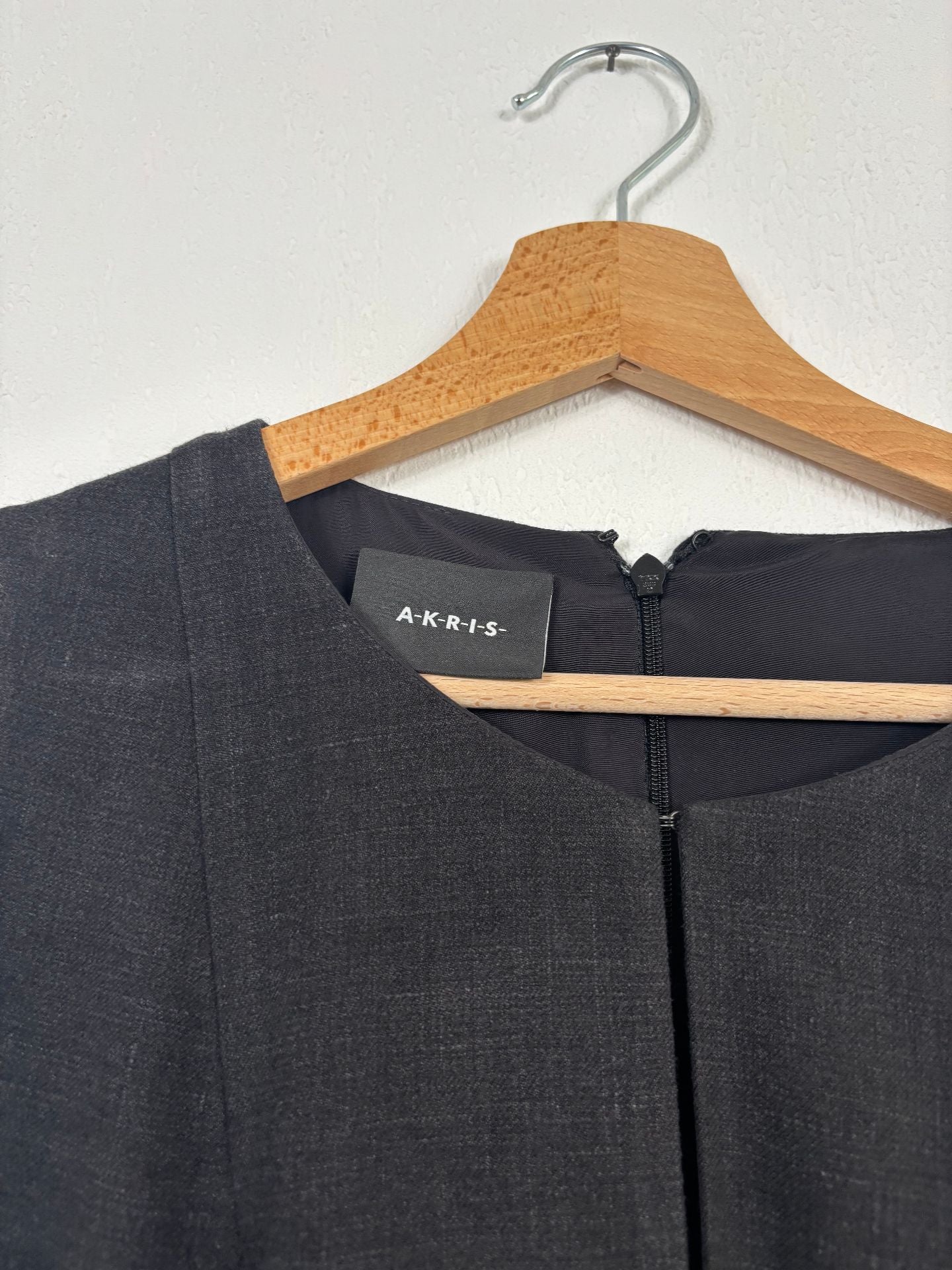 Robe longue Akris noire sans manches à plis – T.40-5