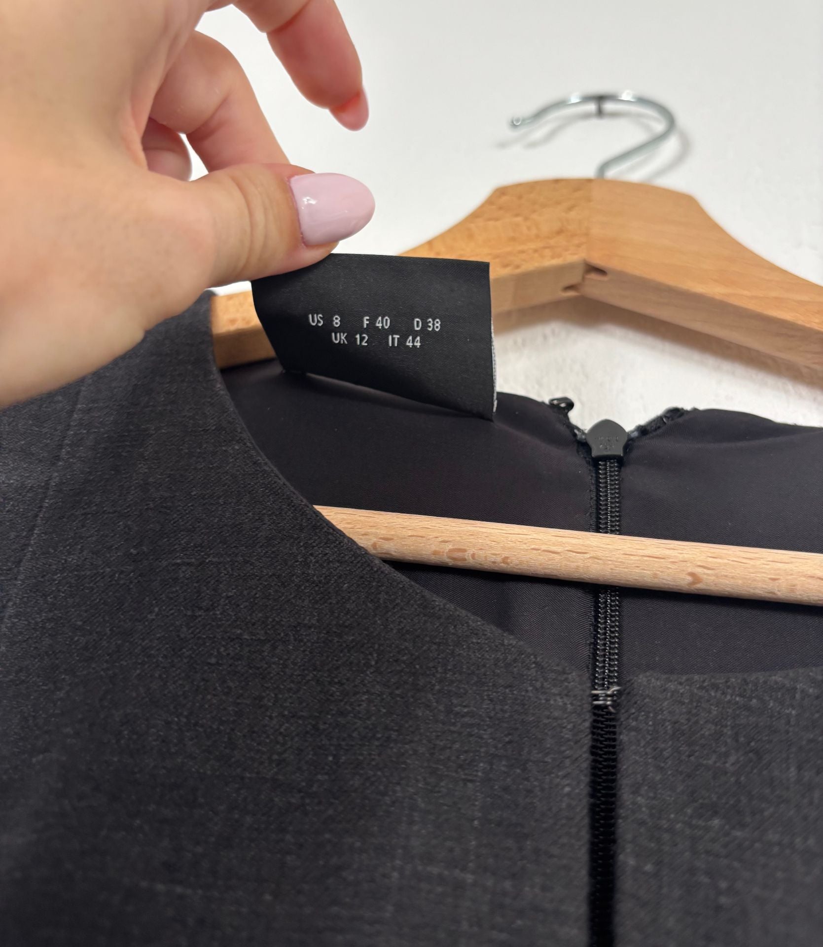 Robe longue Akris noire sans manches à plis – T.40-6