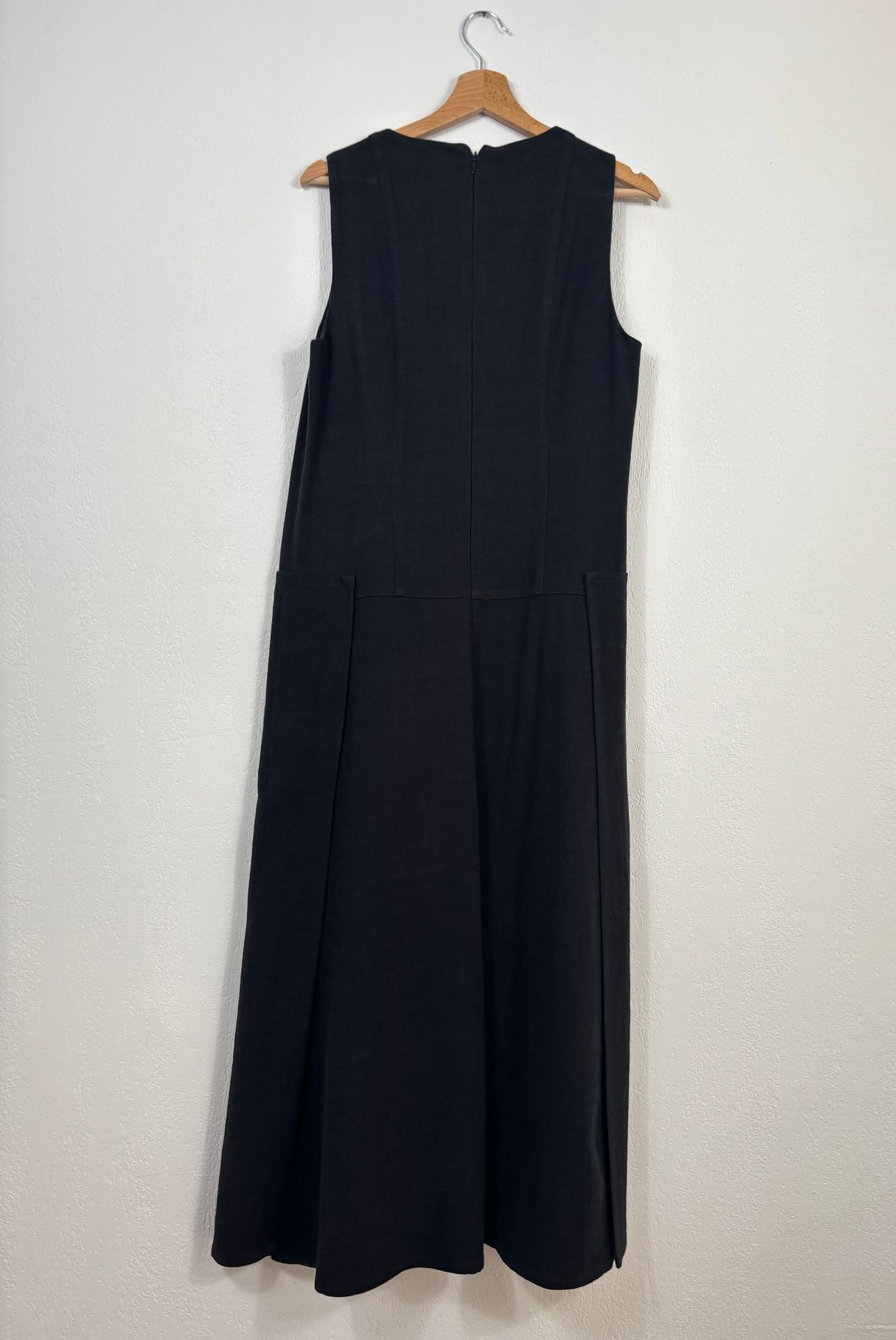 Robe longue Akris noire sans manches à plis – T.40-7