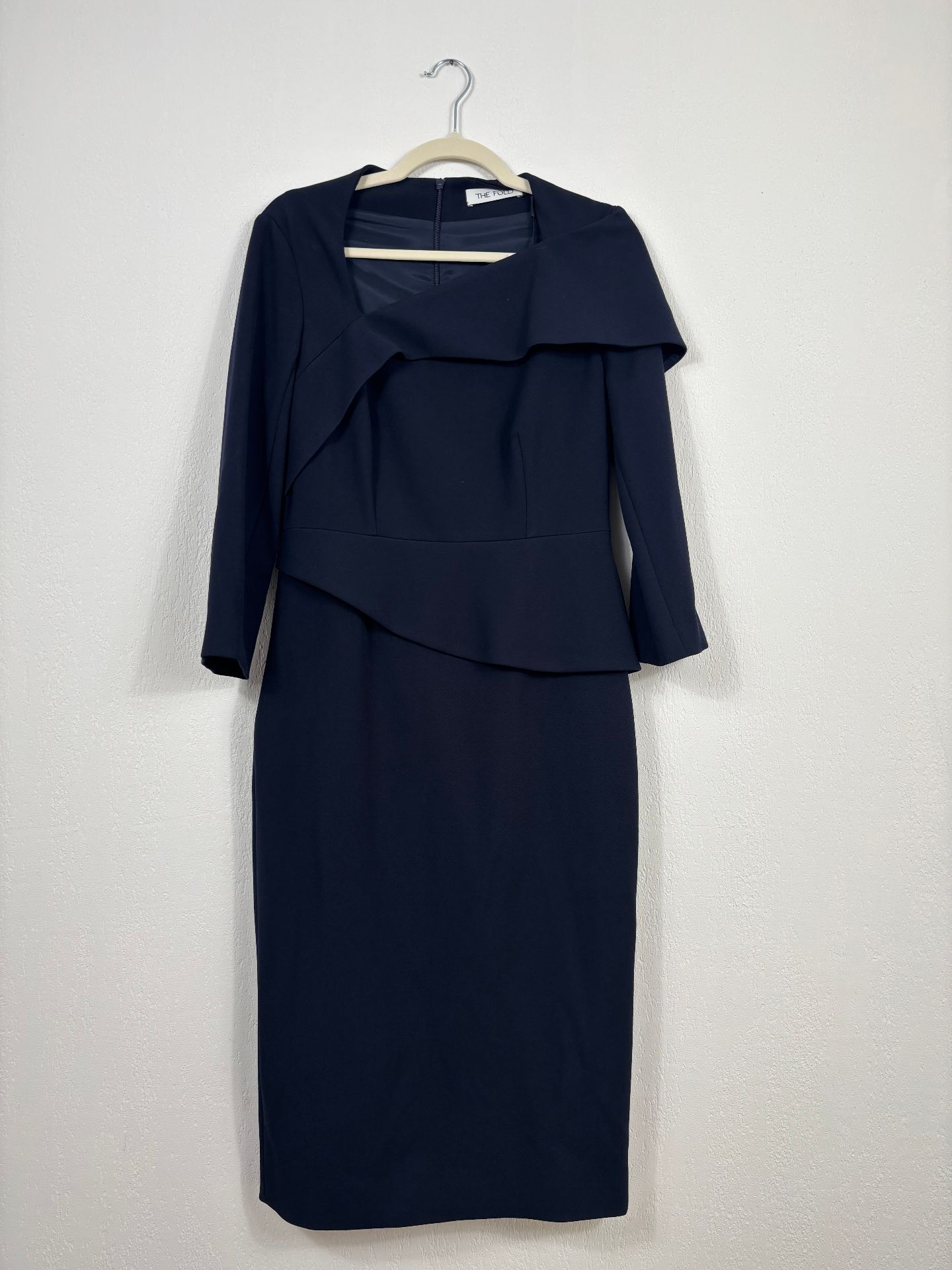 Robe Ceretto bleu marine à volant asymétrique – The Fold – Taille 38-5
