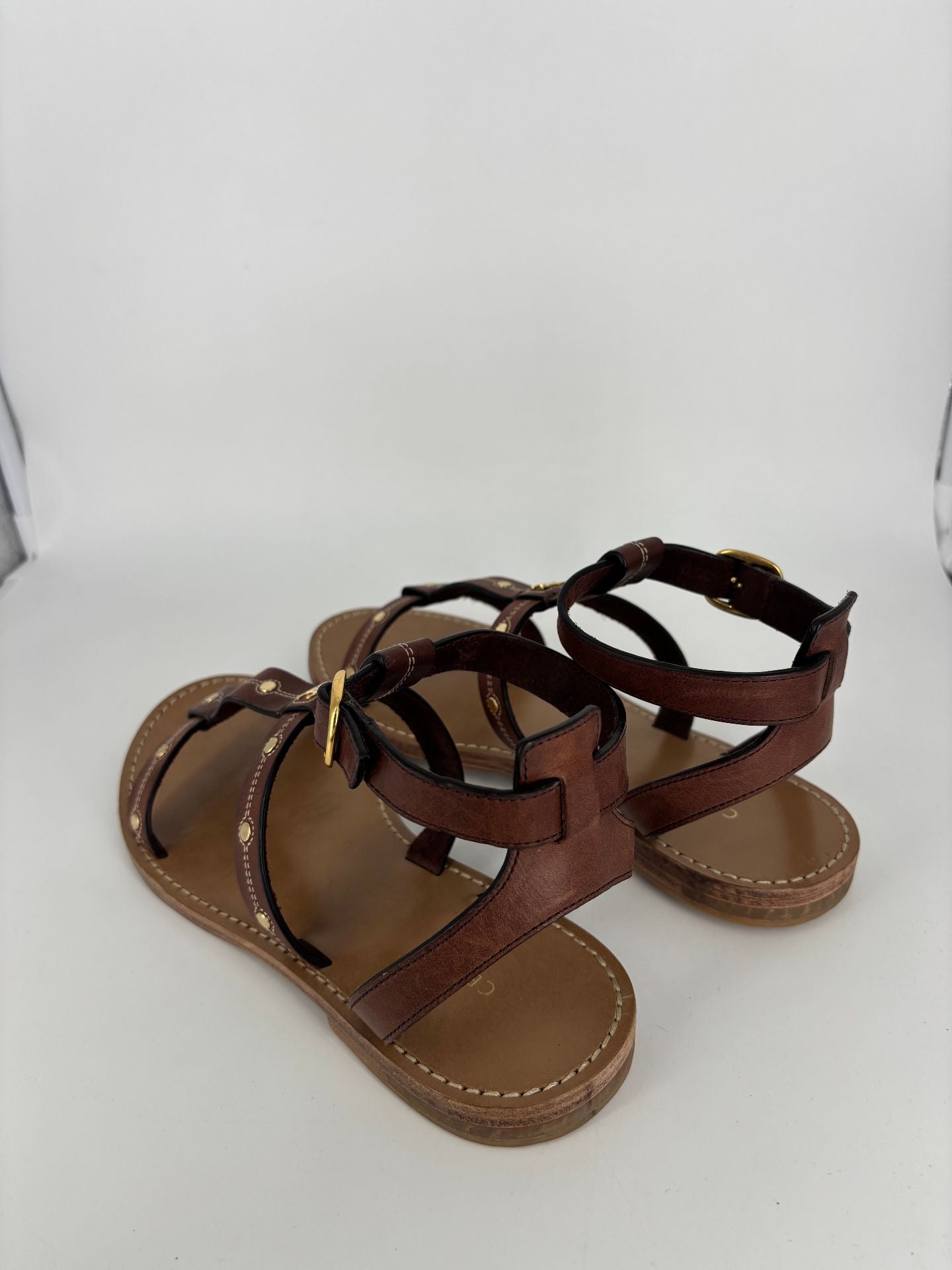 Sandales plates en cuir marron à clous – Céline – Taille 37-5