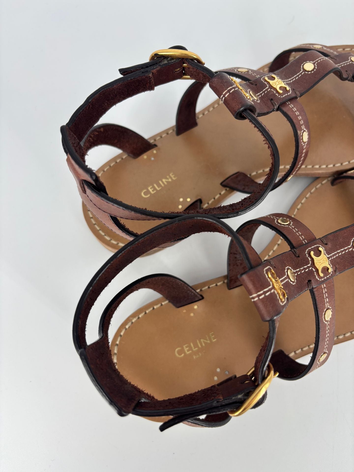 Sandales plates en cuir marron à clous – Céline – Taille 37-8