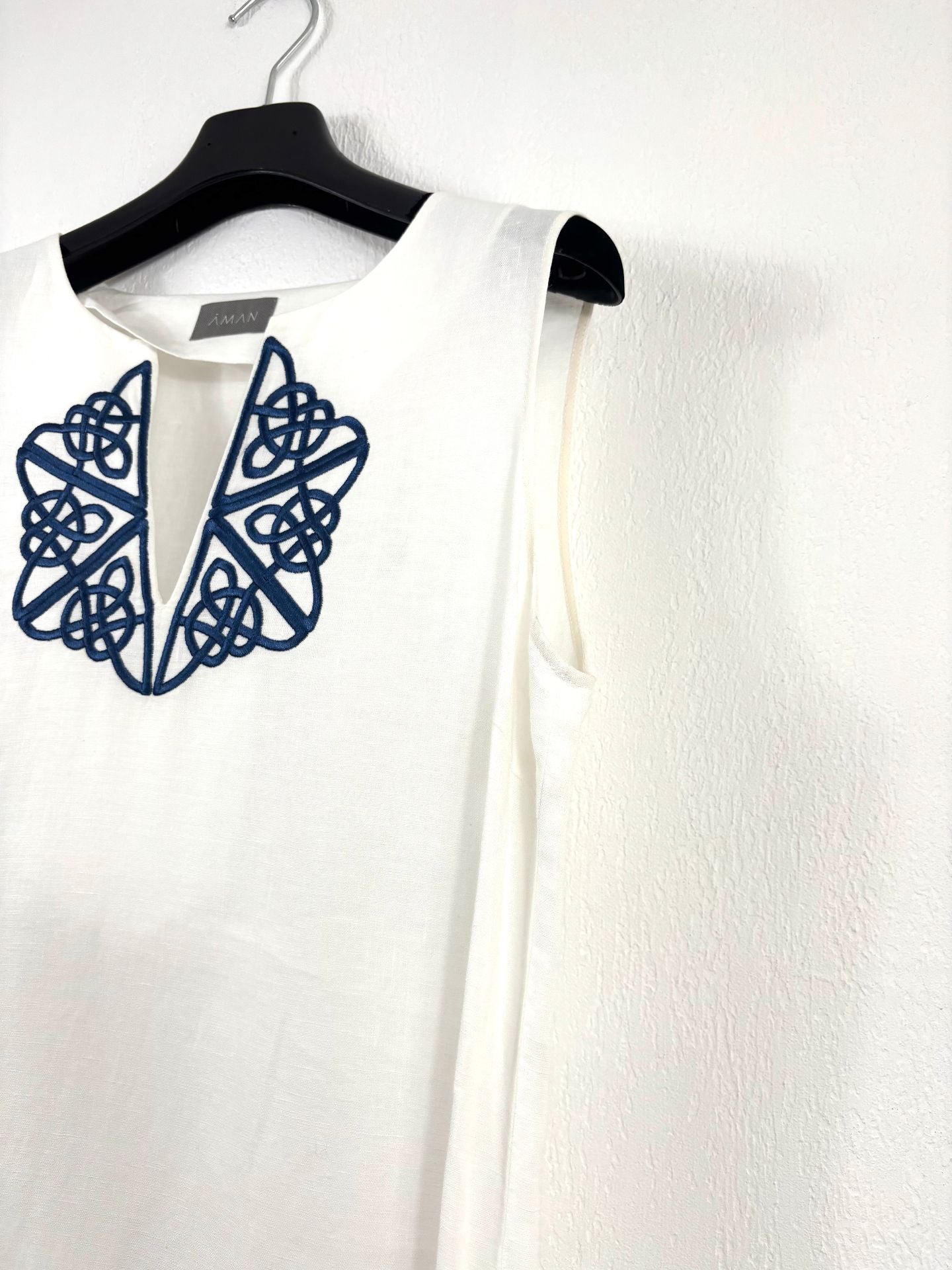Robe longue en lin blanc brodé bleu – Aman – Taille unique-5