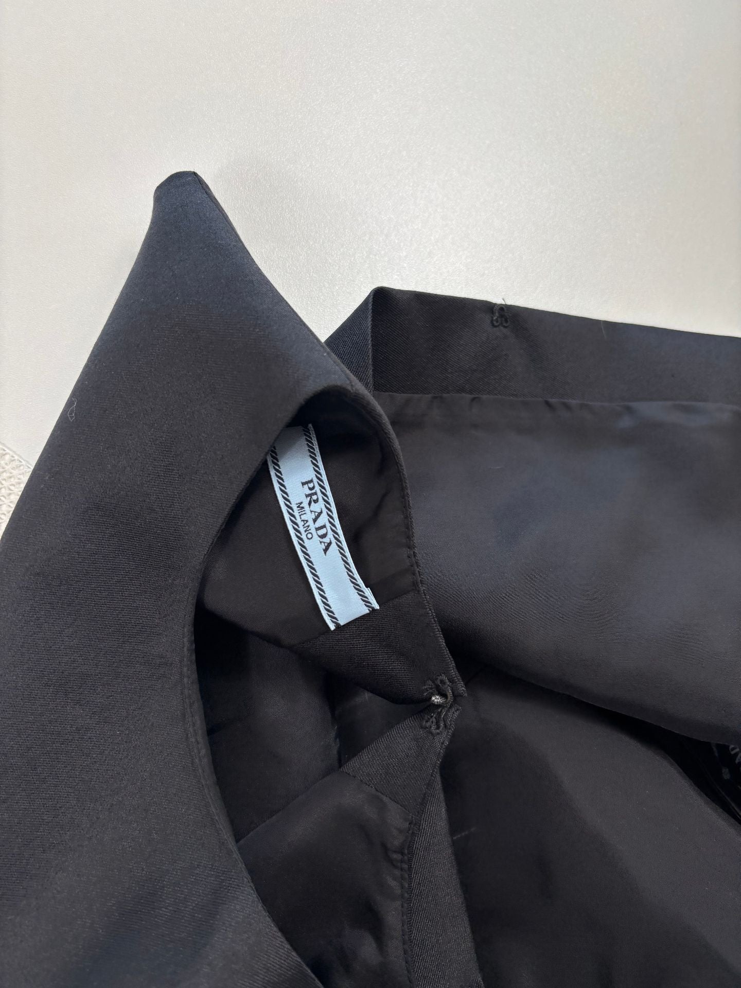 Top sans manches en laine et soie à plumes d'autruche – Prada – Taille 38-7