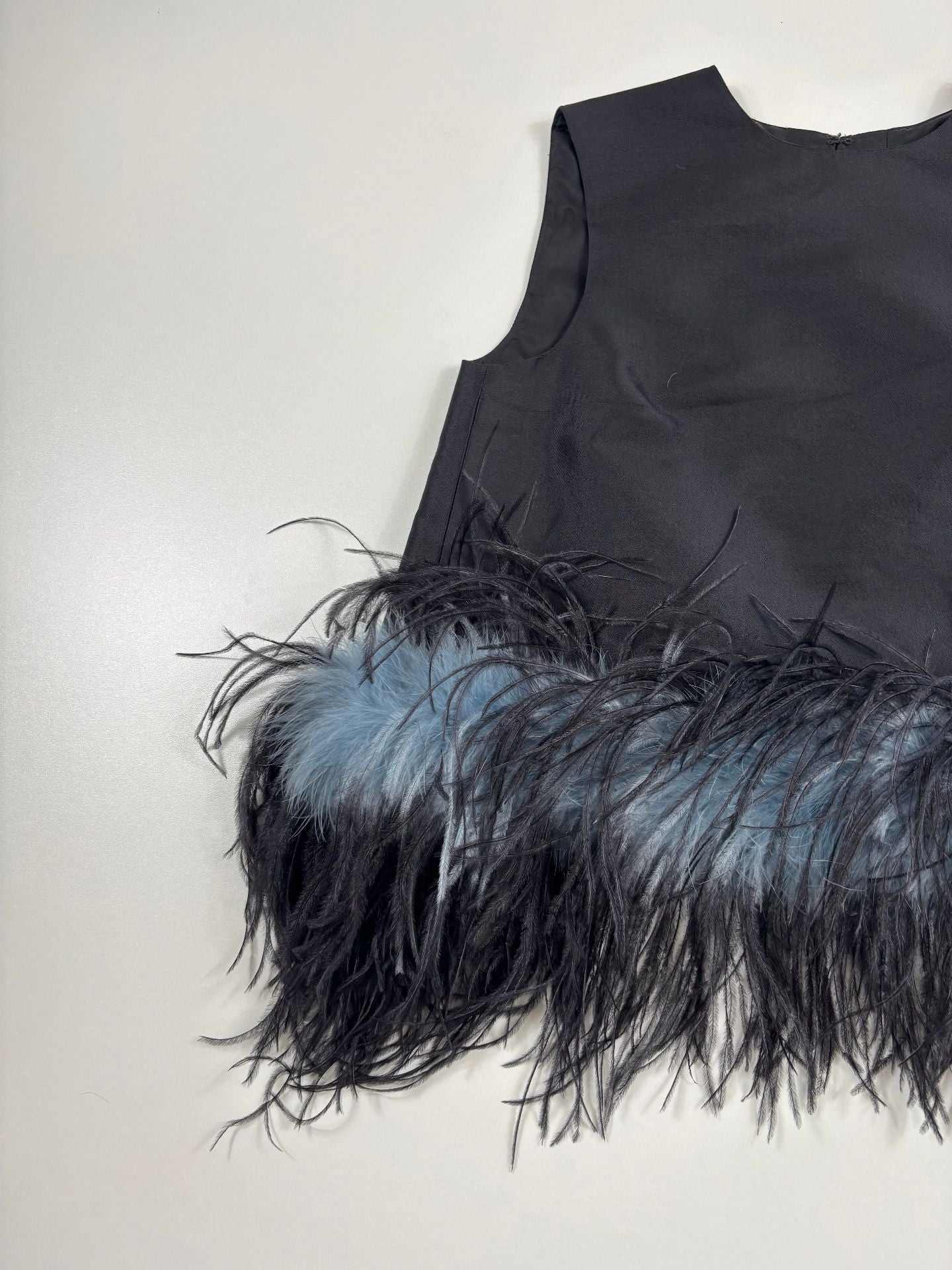 Top sans manches en laine et soie à plumes d'autruche – Prada – Taille 38-10
