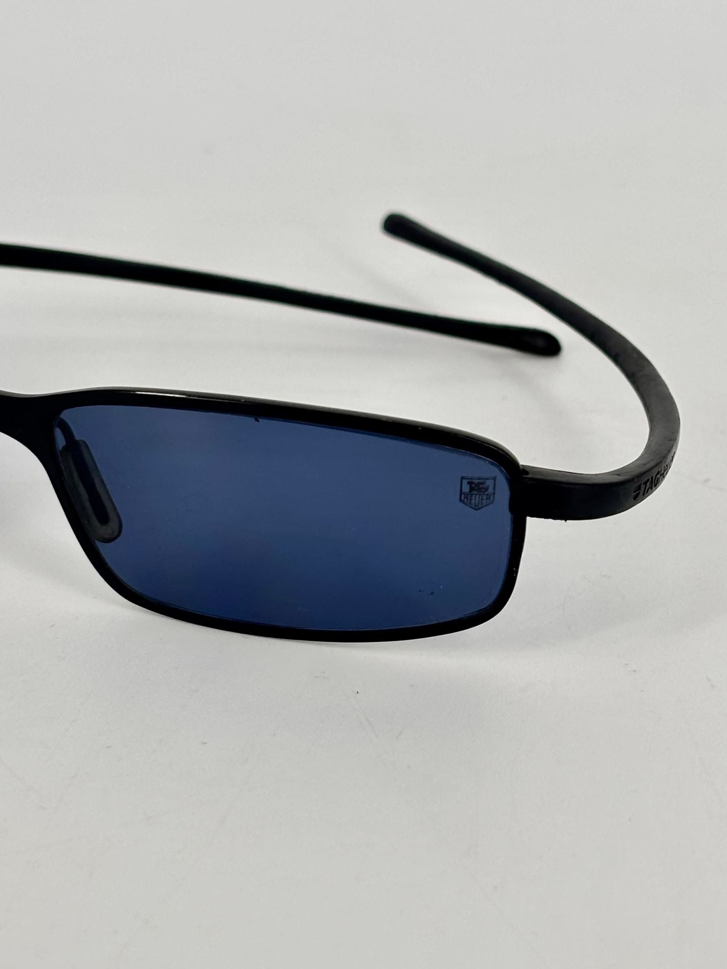 Lunettes de soleil TAG Heuer en titane noir et verres bleus-3