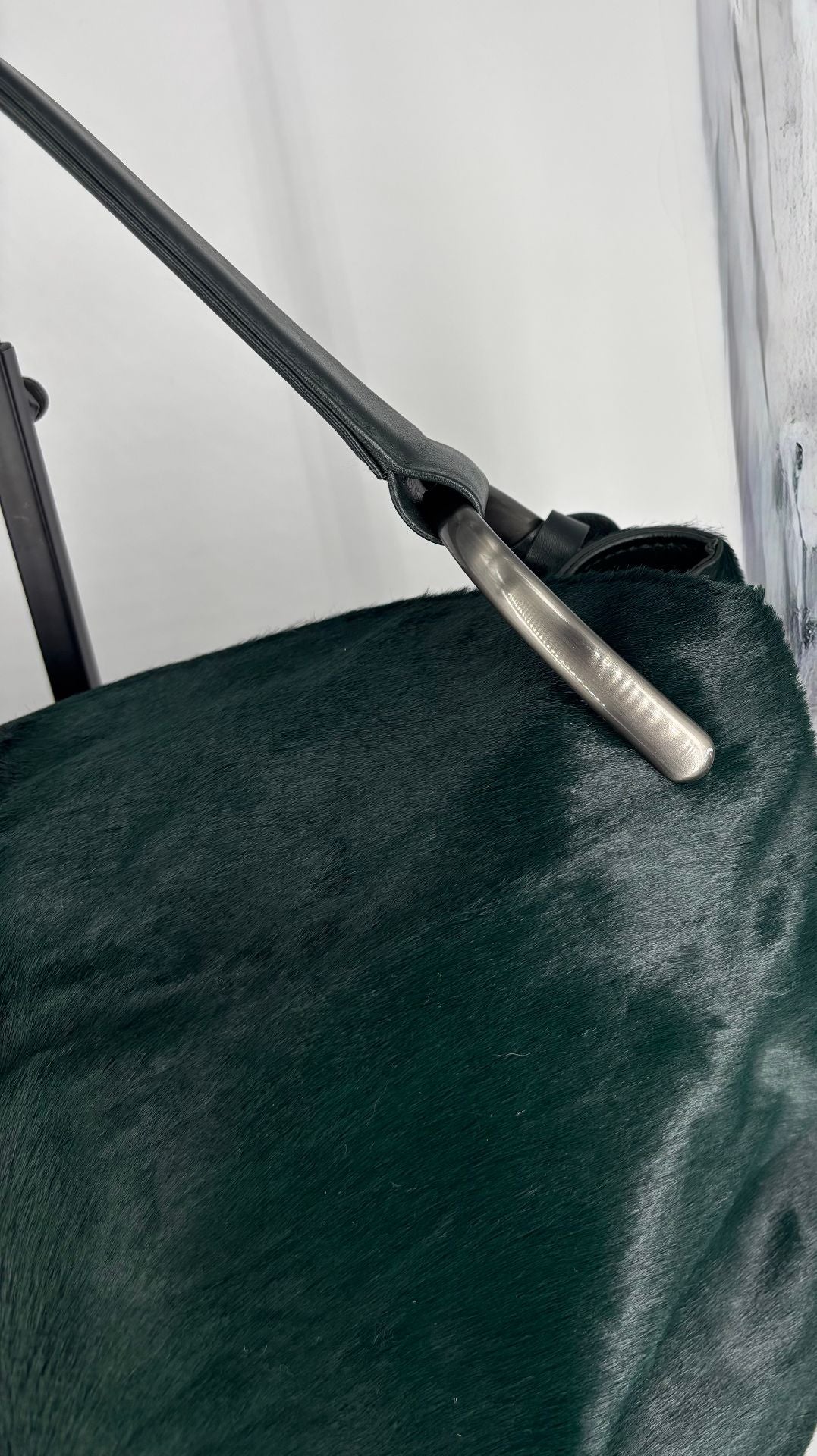 Sac Akris hobo poil de poulain vert sapin anse cuir noir-11