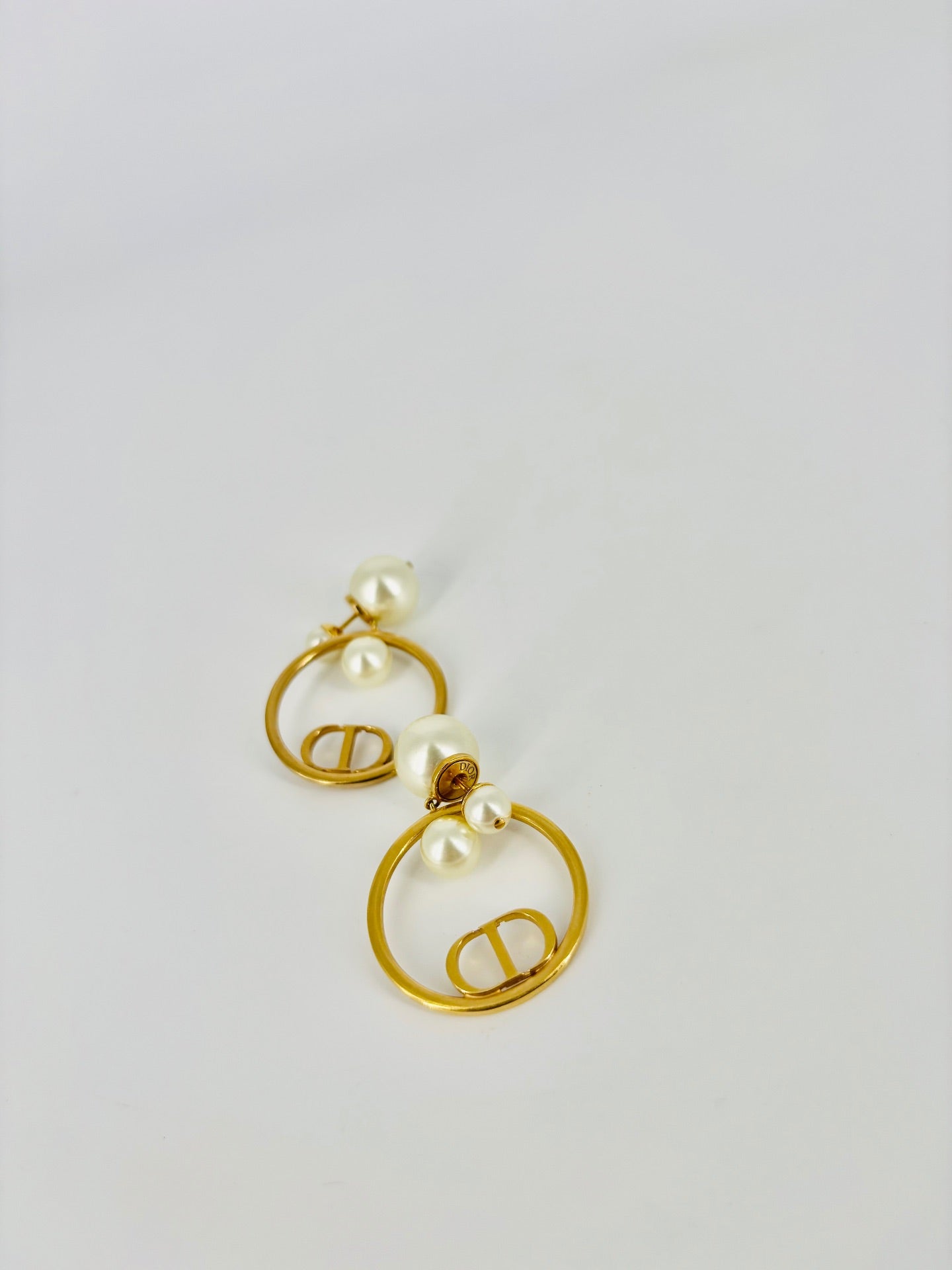 Boucles d’oreilles pendantes perles & doré – Dior-5