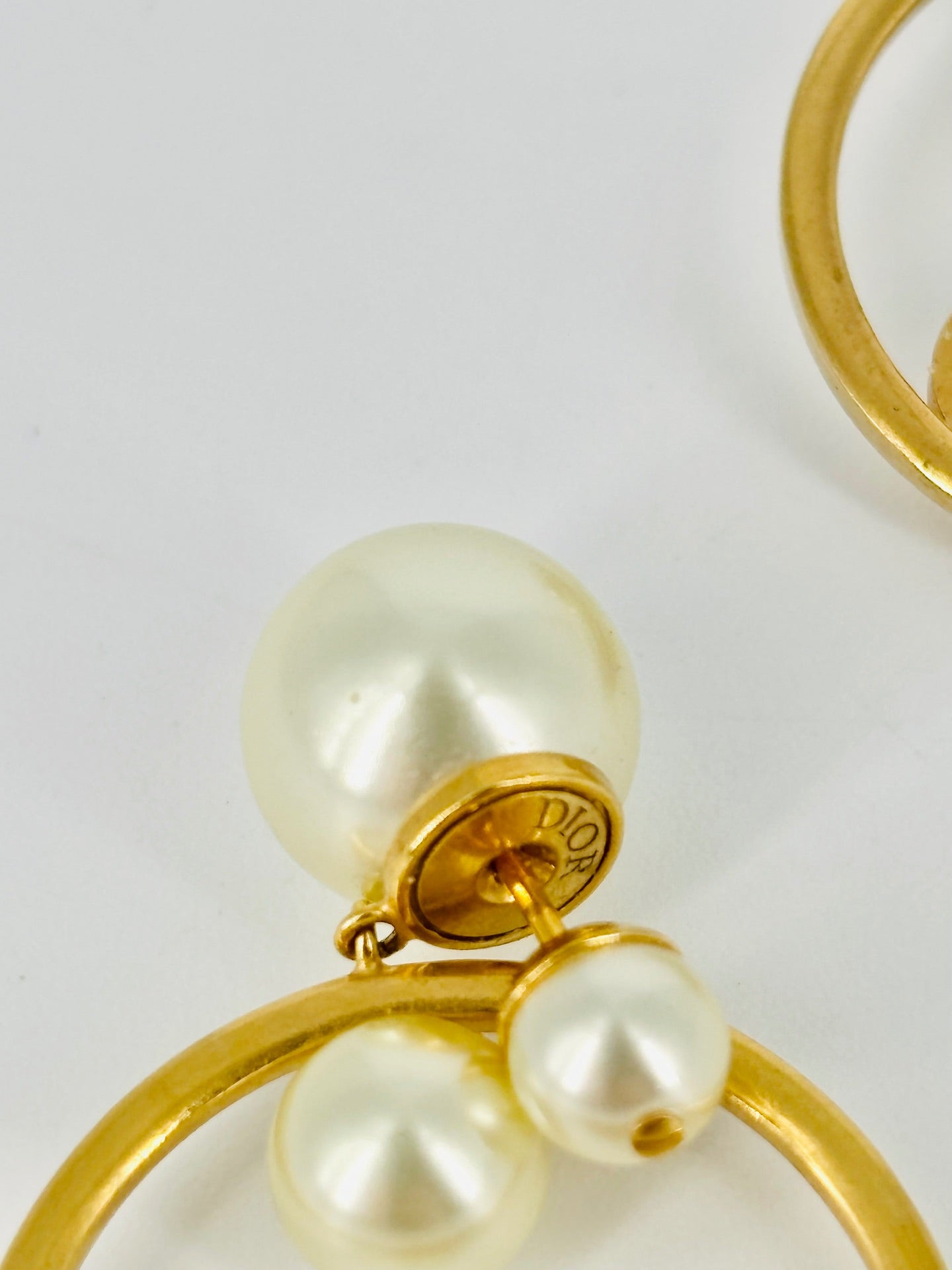 Boucles d’oreilles pendantes perles & doré – Dior-6