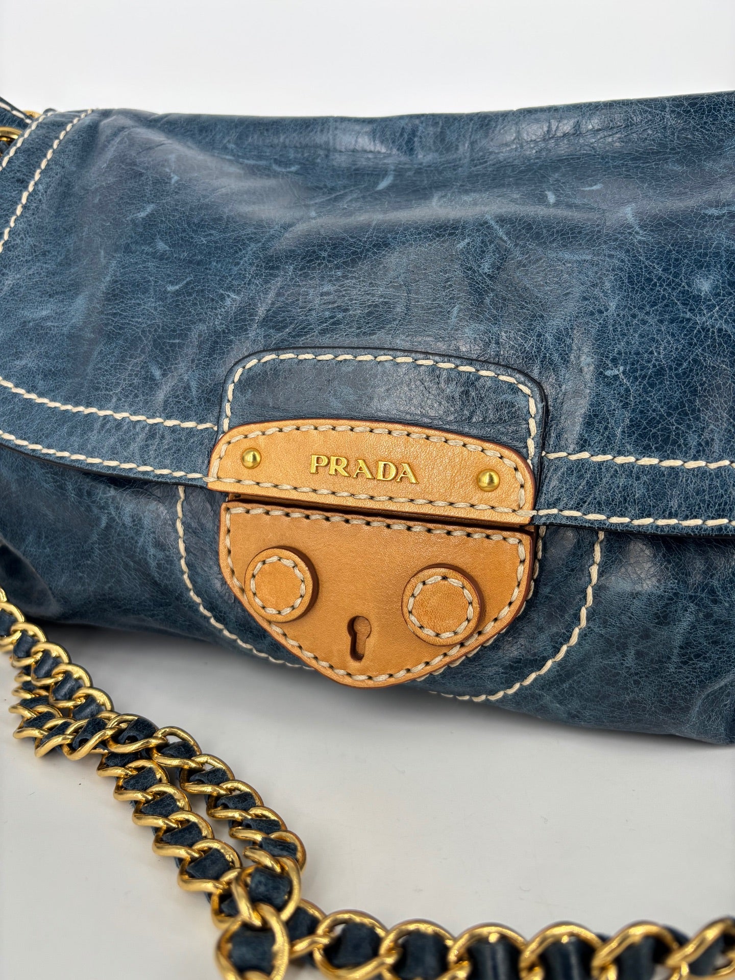 Sac en cuir vieilli bleu à chaîne – Prada-2
