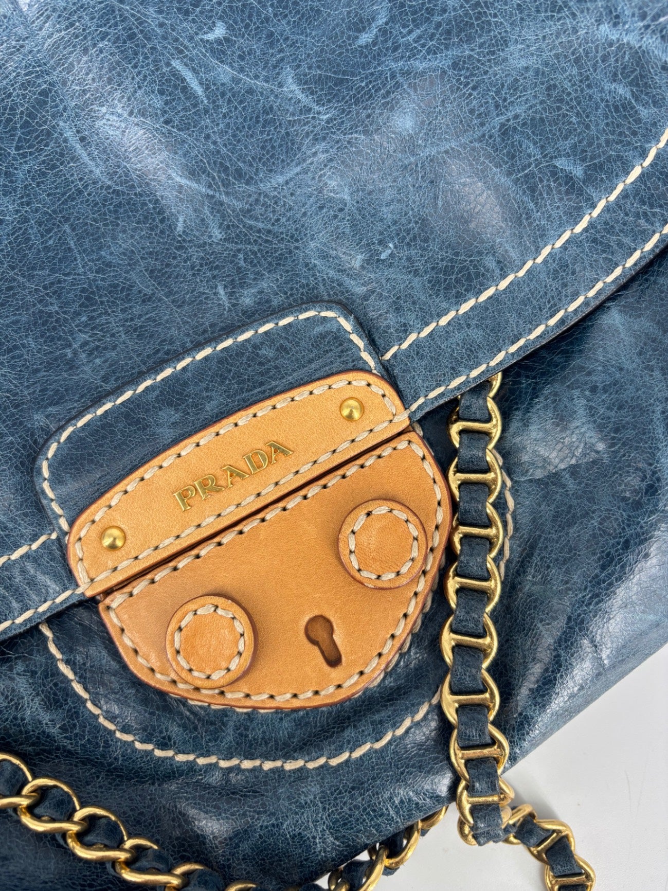 Sac en cuir vieilli bleu à chaîne – Prada-10