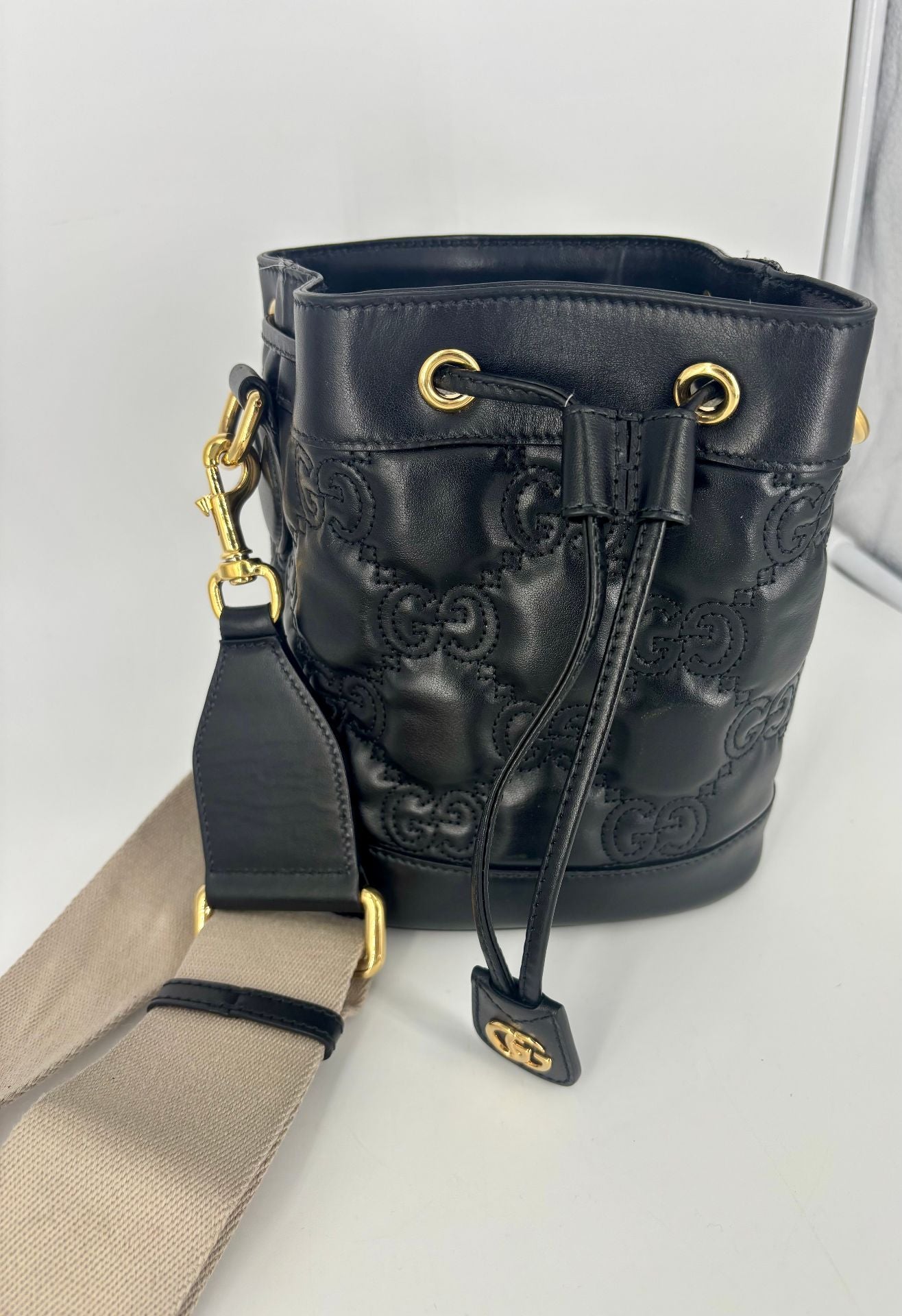 Sac seau GG matelassé cuir noir – Gucci – Bandoulière bicolore