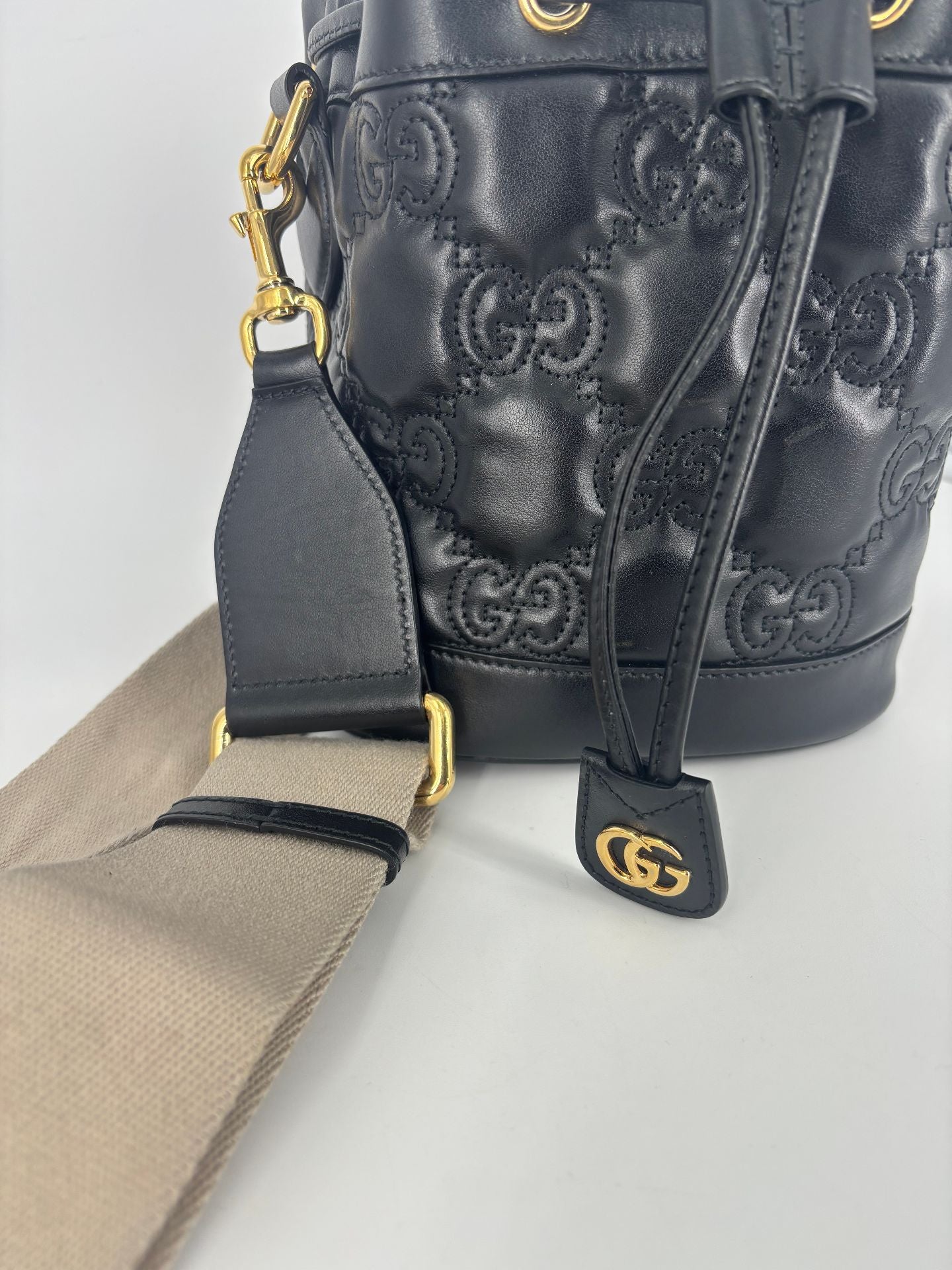 Sac seau GG matelassé cuir noir – Gucci – Bandoulière bicolore-2