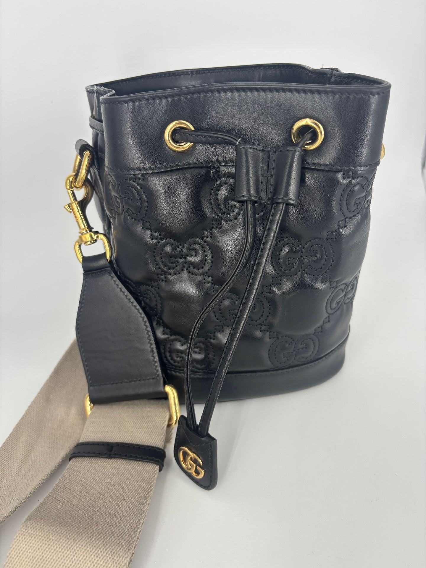 Sac seau GG matelassé cuir noir – Gucci – Bandoulière bicolore-3