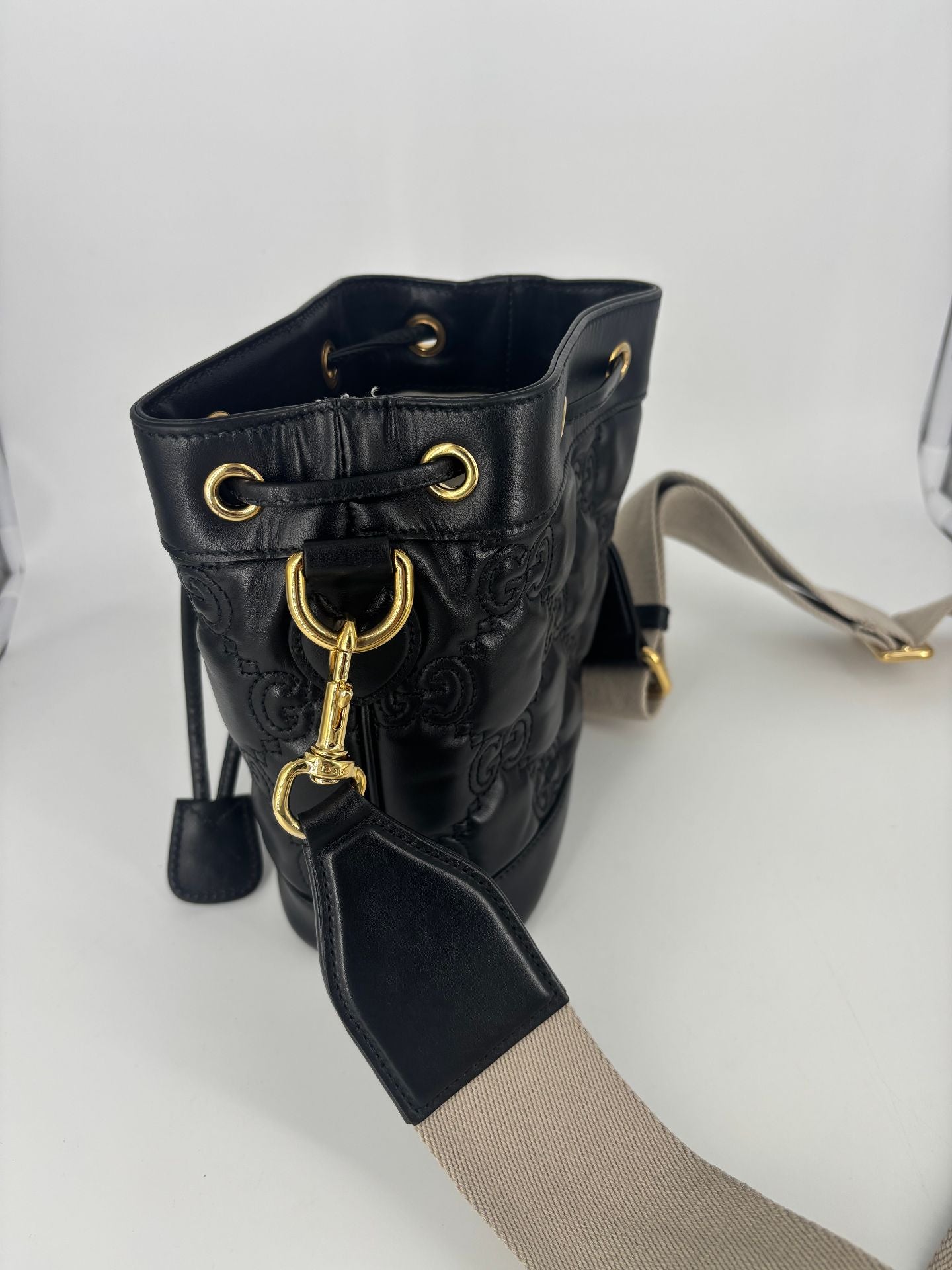 Sac seau GG matelassé cuir noir – Gucci – Bandoulière bicolore-4