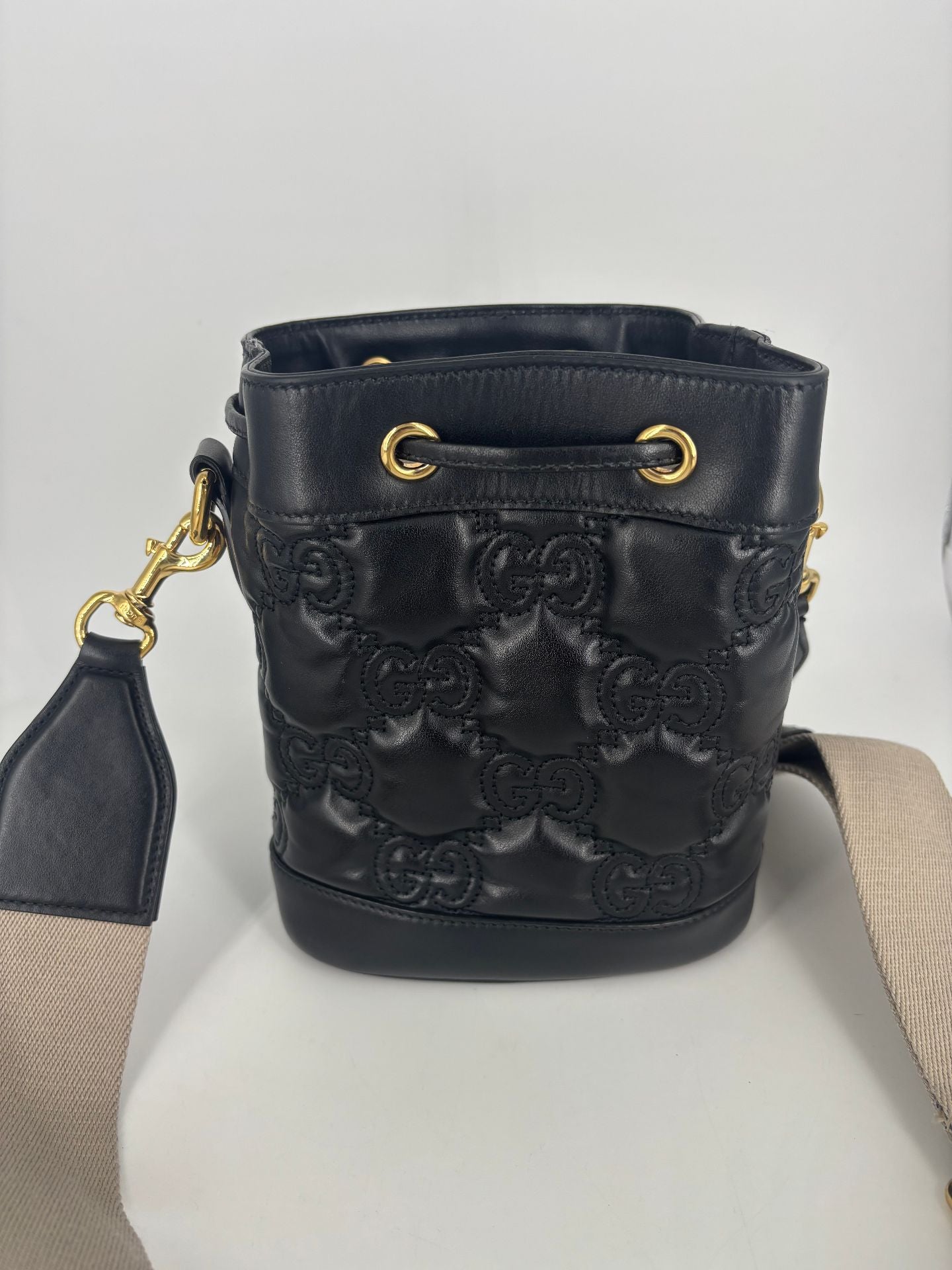 Sac seau GG matelassé cuir noir – Gucci – Bandoulière bicolore-5