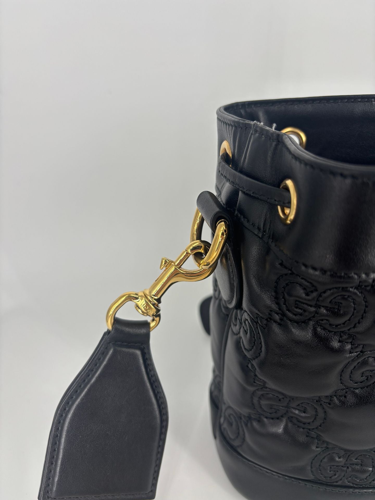 Sac seau GG matelassé cuir noir – Gucci – Bandoulière bicolore-6