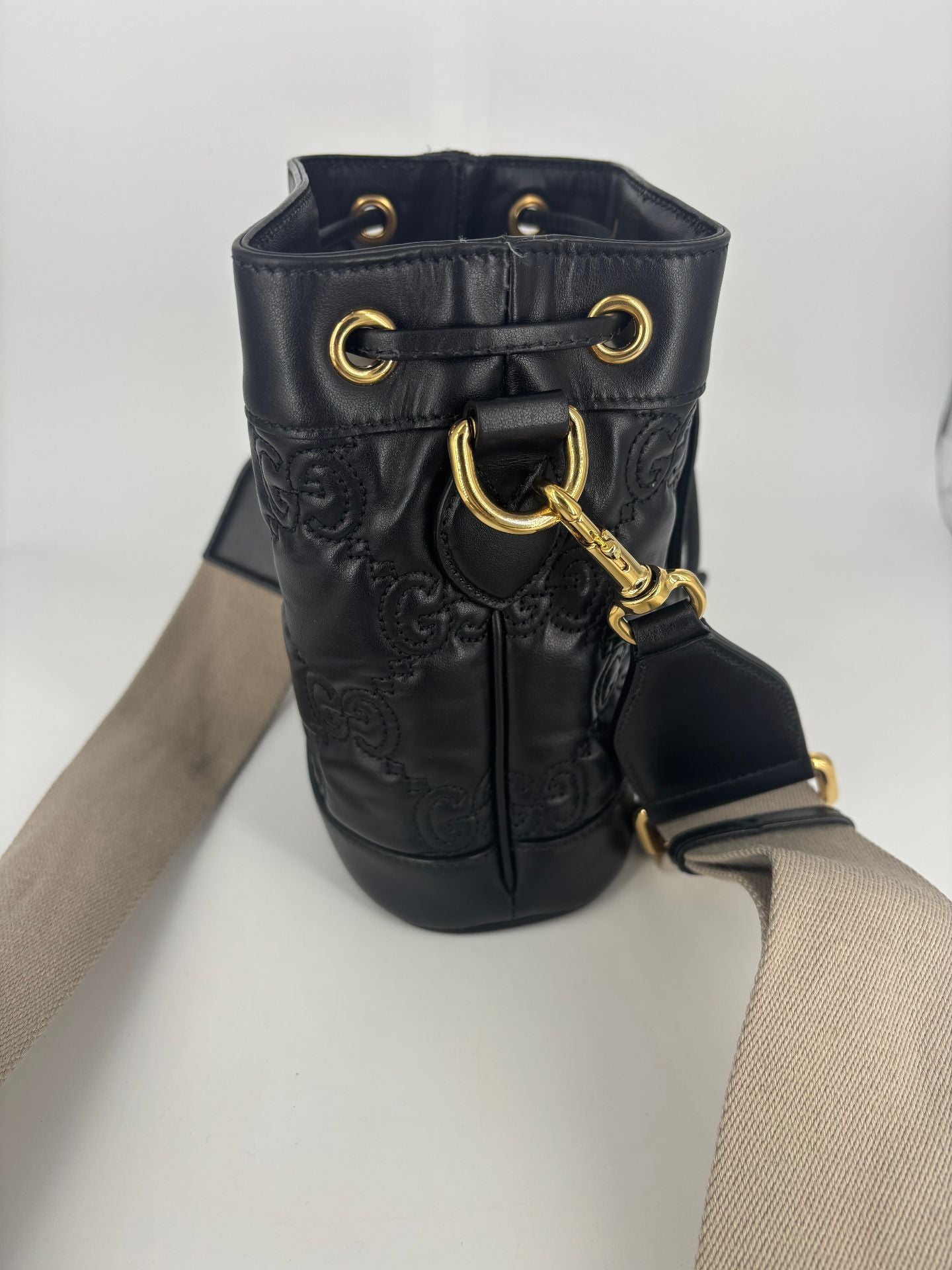 Sac seau GG matelassé cuir noir – Gucci – Bandoulière bicolore-7
