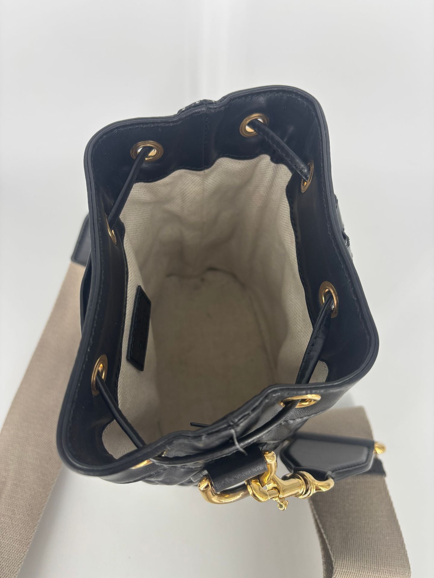 Sac seau GG matelassé cuir noir – Gucci – Bandoulière bicolore-8