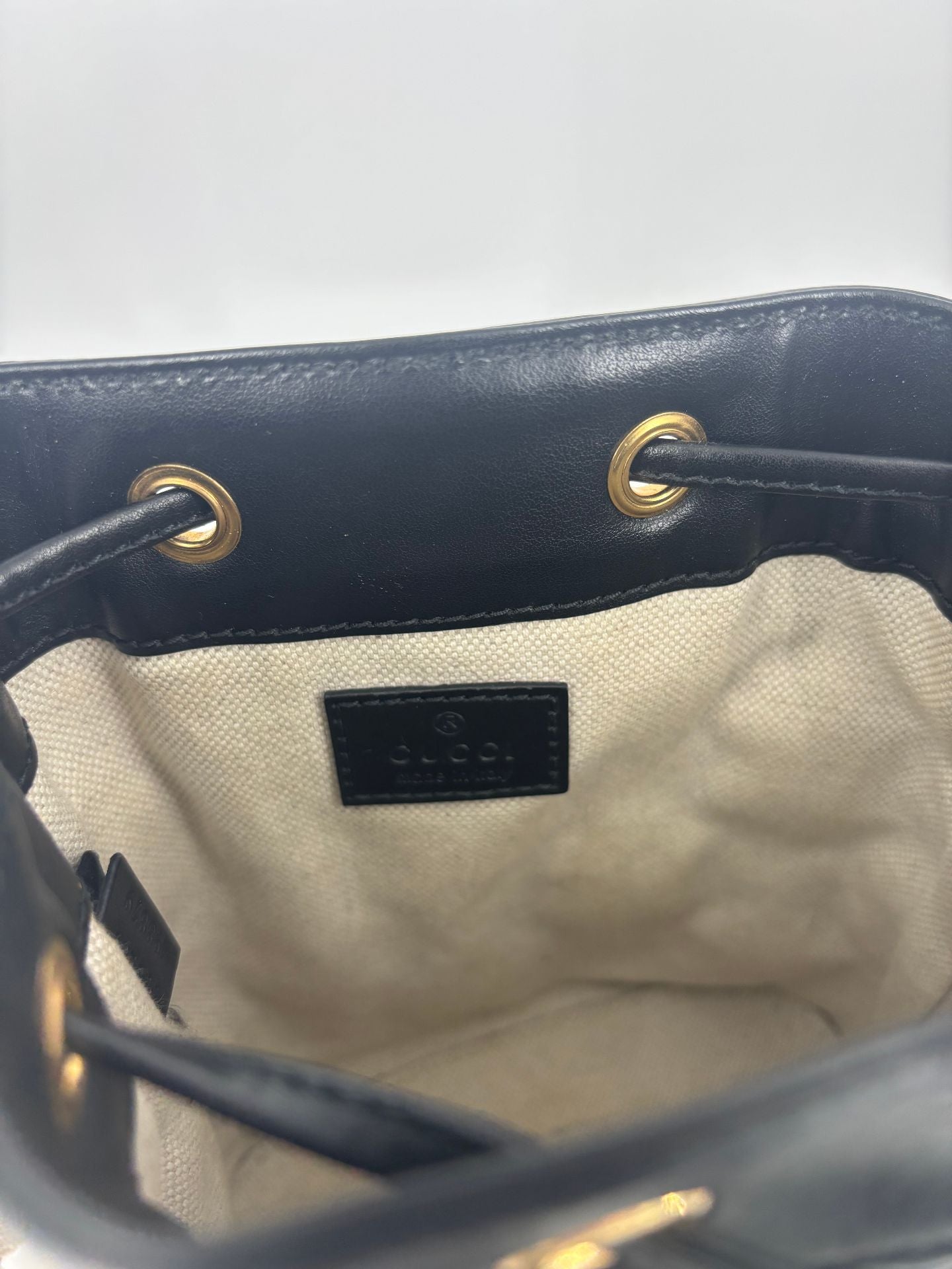 Sac seau GG matelassé cuir noir – Gucci – Bandoulière bicolore-9