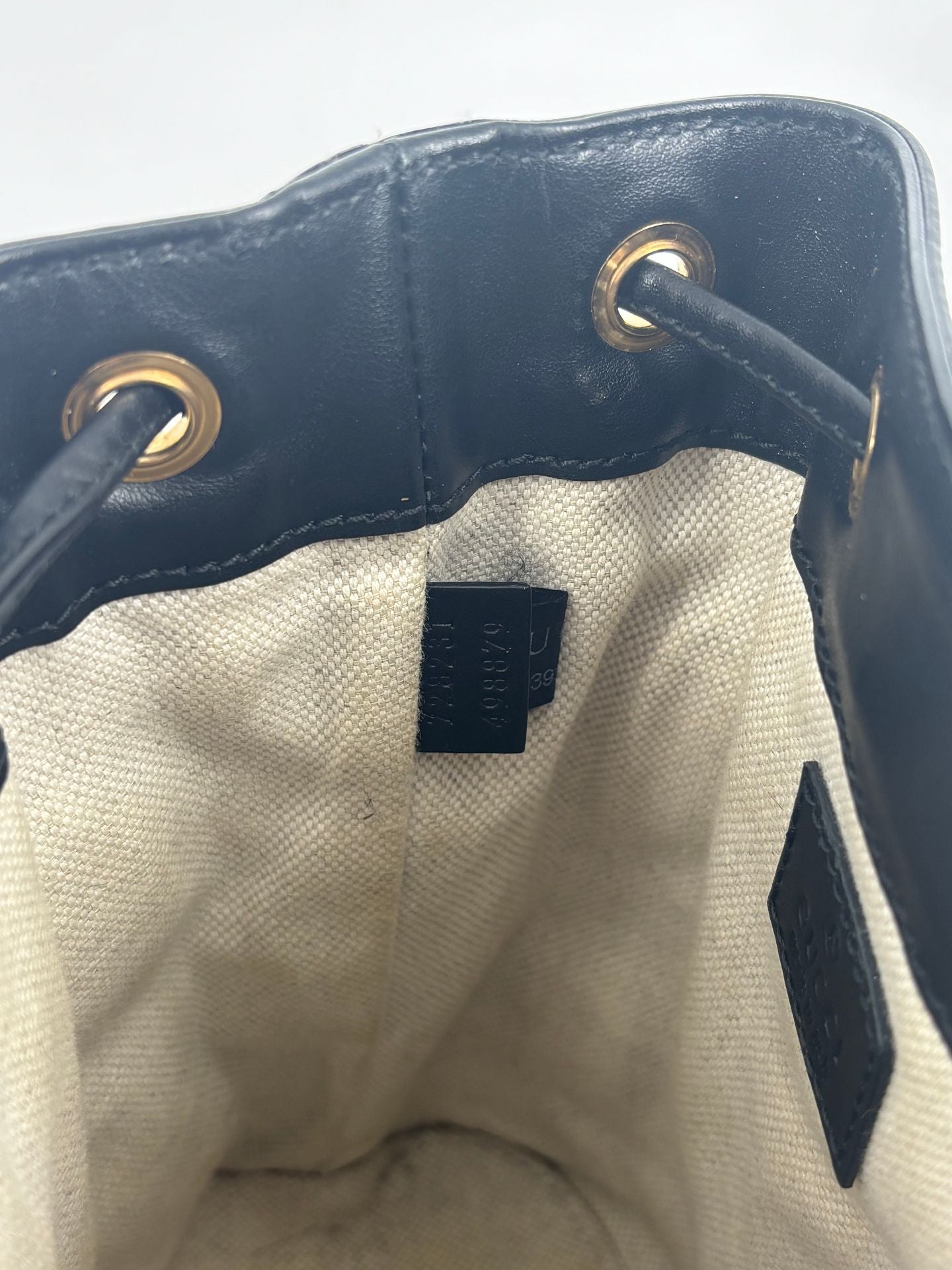 Sac seau GG matelassé cuir noir – Gucci – Bandoulière bicolore-10